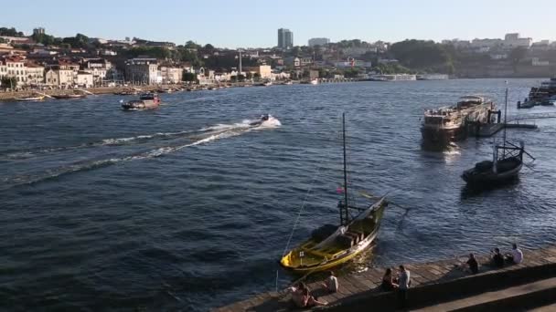 Toeristische boten over de rivier Douro — Stockvideo