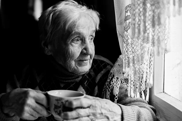 Starší žena pití čaje — Stock fotografie