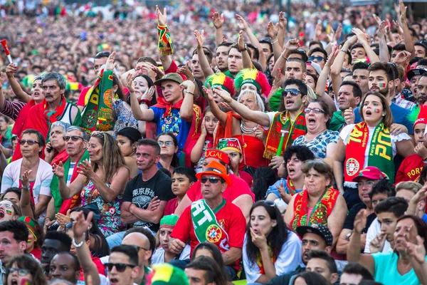 Tifosi durante la traduzione della partita di calcio — Foto Stock