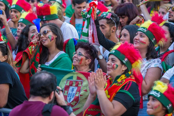 Fãs durante a tradução do jogo de futebol — Fotografia de Stock