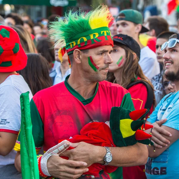 Tifosi durante la traduzione della partita di calcio — Foto Stock