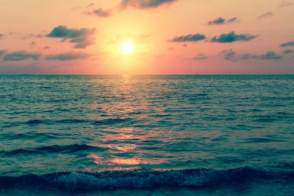 Bellissimo tramonto sulla costa dell'oceano — Foto Stock