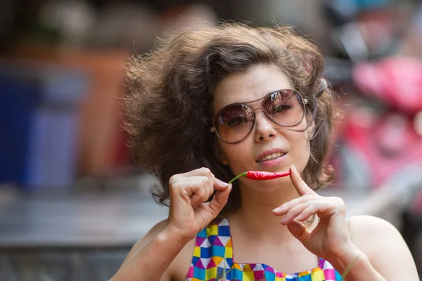 Mulher com uma pequena pimenta vermelha — Fotografia de Stock