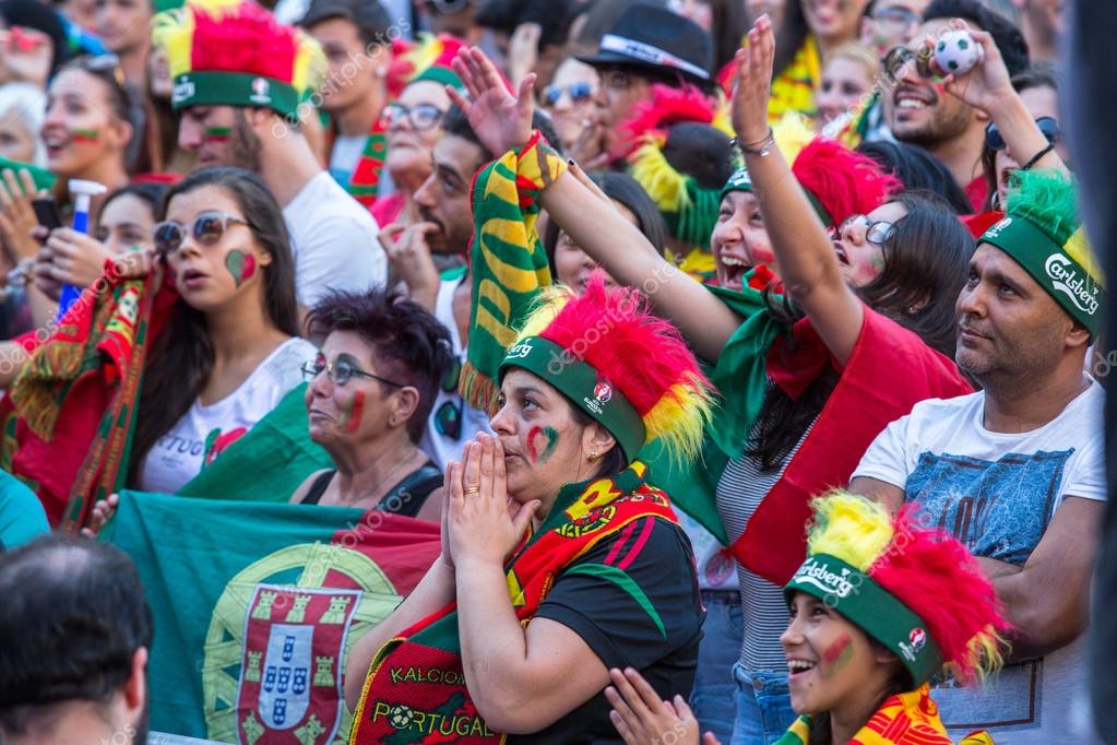 fans durante la traducción del partido de fútbol 2022