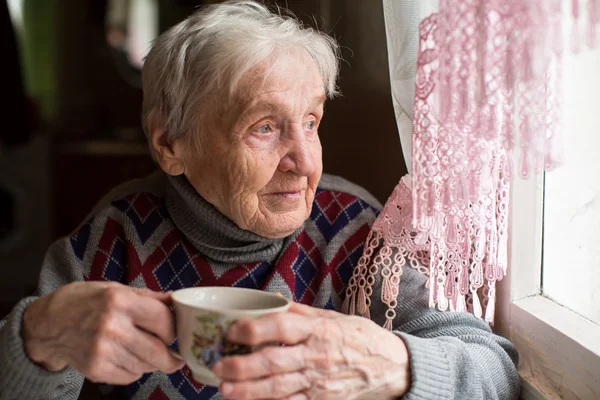 Ηλικιωμένη γυναίκα πίνοντας τσάι — Φωτογραφία Αρχείου