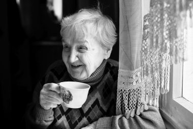 yaşlı kadın çay içme