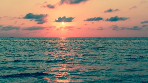 Belo pôr do sol sobre o mar calmo — Fotografia de Stock