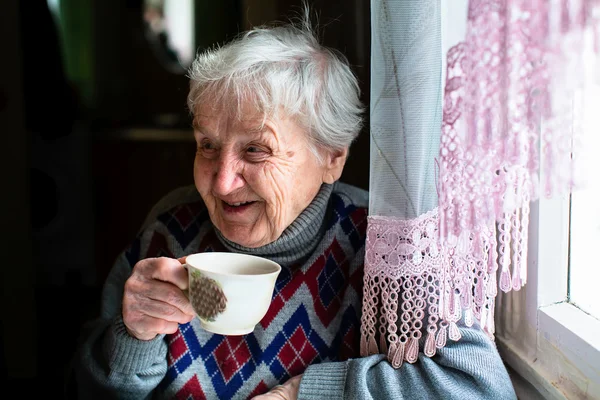 Oudere vrouw het drinken van thee. — Stockfoto