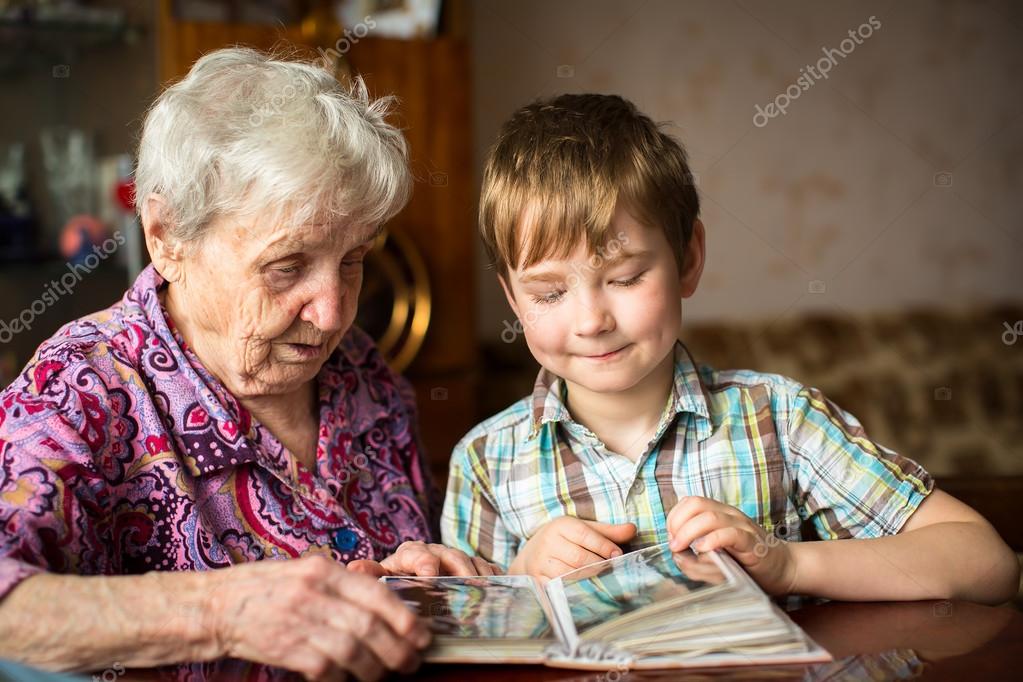 бабушка и внук. бабушка выписывает несовершеннолетнего внука. пожилые люди и дети. бабушка и внуки. бабушка воспитывает внука.