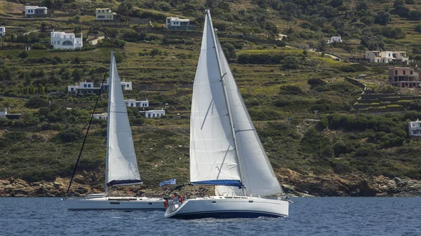 Carrera de vela frente a la costa de Grecia —  Fotos de Stock