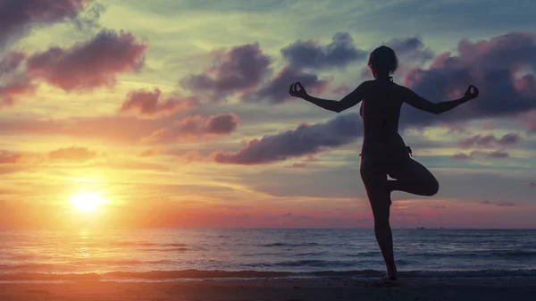 Yoga kvinnan utöva på stranden — Stockfoto