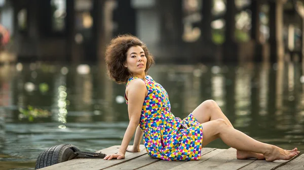 Asiática jovem mulher perto do rio . — Fotografia de Stock