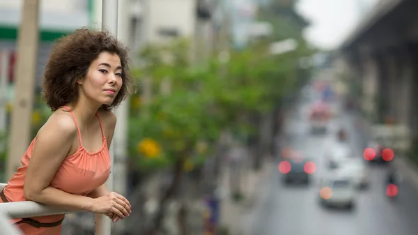 Asiatisk tjej stående i en storstad — Stockfoto