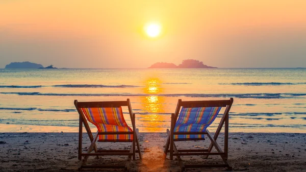 Paar van strand ligstoelen Stockfoto