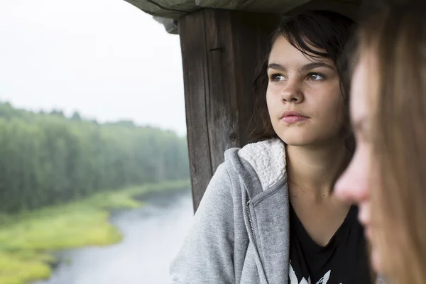 川を見ている若い女の子 — ストック写真