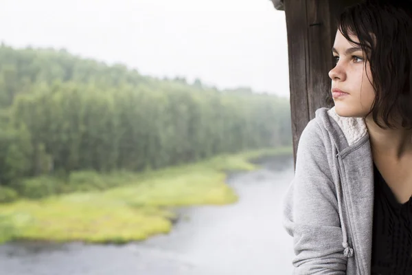 Pen jente som ser på naturen – stockfoto