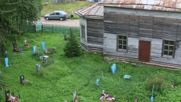 Alter Friedhof in der Nähe der Kirche — Stockvideo