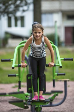 Küçük kız ısınma yapıyor