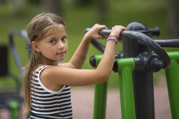 Petite fille faisant échauffement — Photo