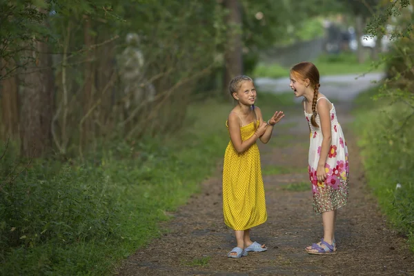 Маленькие девочки разговаривают в парке — стоковое фото