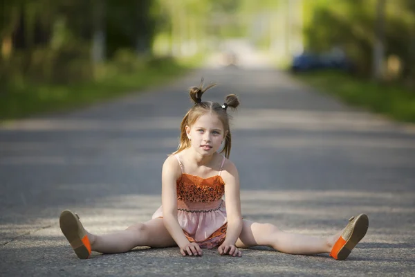 Девочка сидела на дороге — стоковое фото