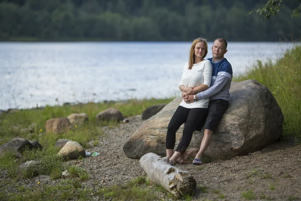 Unga älskande par av floden — Stockfoto