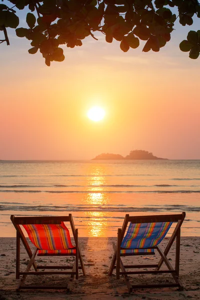 Tumbonas en la playa al atardecer —  Fotos de Stock