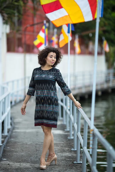 Jonge Aziatische vrouw op de dijk — Stockfoto