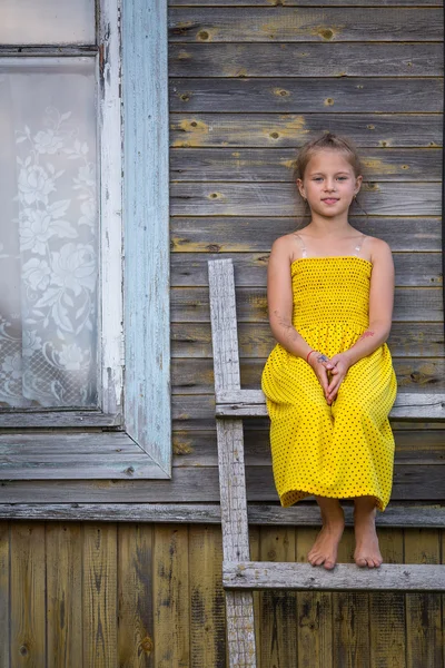 Holčičky sedící na žebříku — Stock fotografie