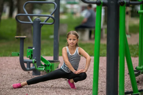 Lite sportig tjej på lekplats — Stockfoto