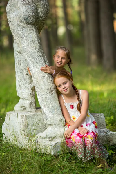 Söta små flickor i park — Stockfoto