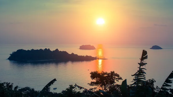 チャン島の近くの島の夕日 — ストック写真