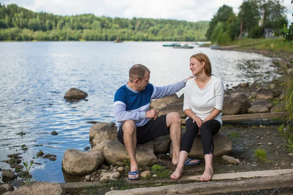 Paar zittend op de rotsen — Stockfoto