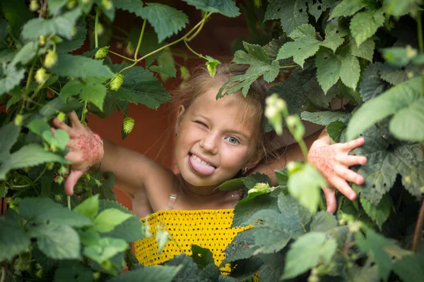 Mädchen hämmert und zeigt Zunge — Stockfoto