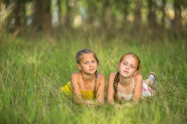 牧草地で横になっている姉妹 — ストック写真