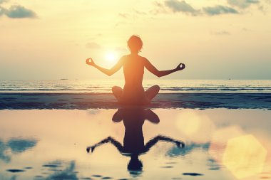 Siluet meditasyon erkek