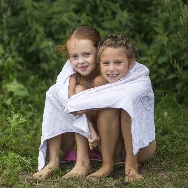 Mädchen sitzen am Strand — Stockfoto