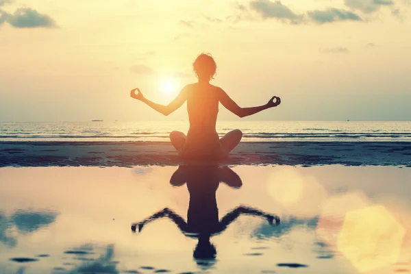 Silueta meditación femenina —  Fotos de Stock