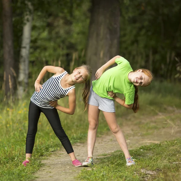 Meisjes doen ochtend oefeningen — Stockfoto