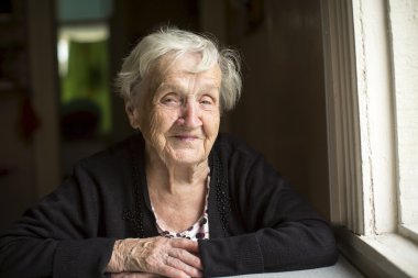 yaşlı kadın gülümsüyor