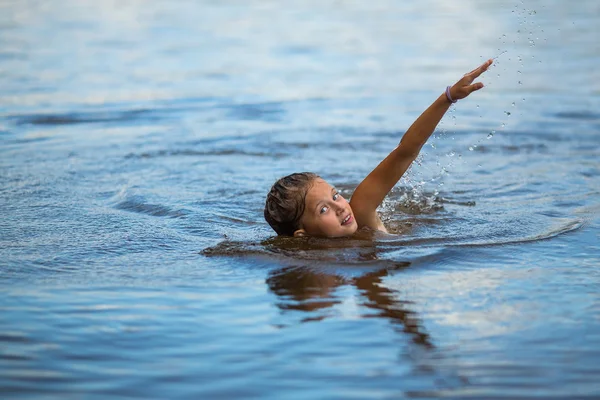 Menina flutuando no rio — Fotografia de Stock