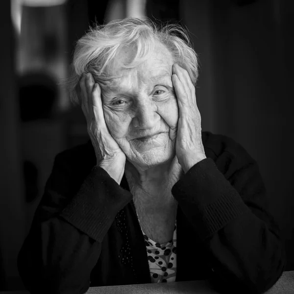 Retrato de uma mulher idosa. — Fotografia de Stock