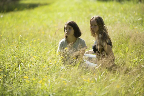 Two cute teen girls — Stock Photo, Image