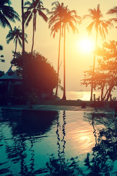 Beau coucher de soleil sur une plage tropicale — Photo