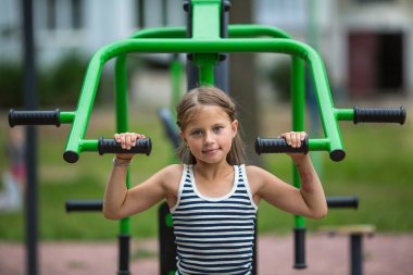 Küçük kız spor yapıyor