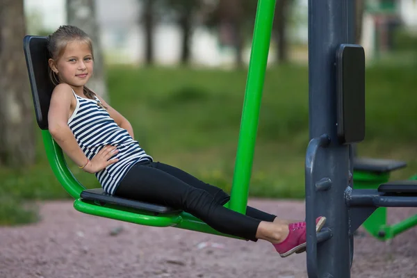 Kleines Mädchen beim Sport — Stockfoto