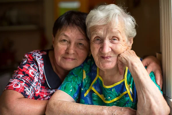 Femme âgée avec fille adulte — Photo