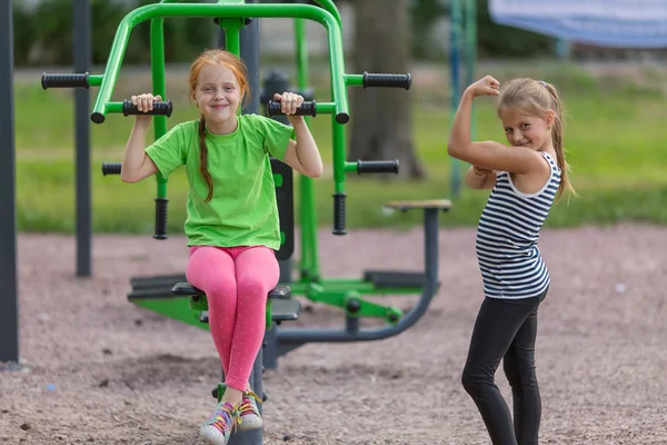 Små flickor gör sport — Stockfoto