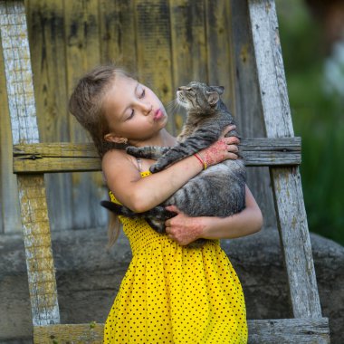 Bir kedi holding Llittle kız