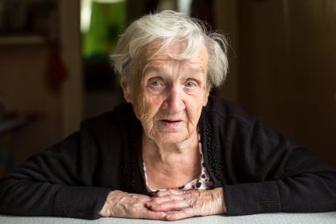 Karanlık bir odada yaşlı kadın